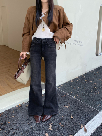 Γυναικείοι τζιν: υψηλή μέση, micro flare bootcut γραμμή, βαμβακο-ελαστικό denim με επένδυση fleece, ρετρό ύφος