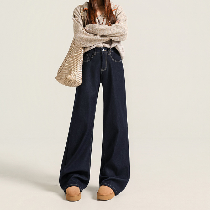 Traperice od denima s fleec podstavom, bootcut silueta s micro flare, visokim strukom, pune dužine do poda, 80–90% pamuka, <30% regenerirana celulozna vlakna