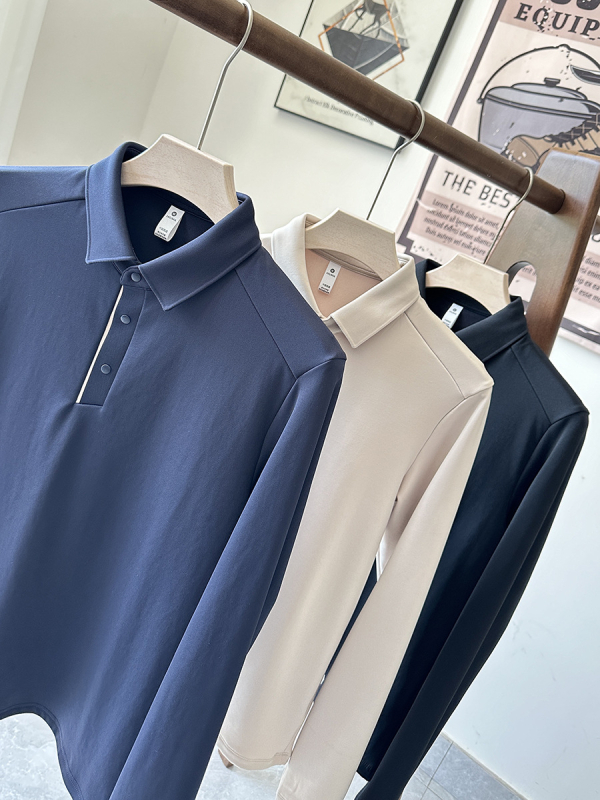 Polo majica s dugim rukavima, prilagodljiv kroj, prozračna polyester smjesa, asimetrični dizajn.