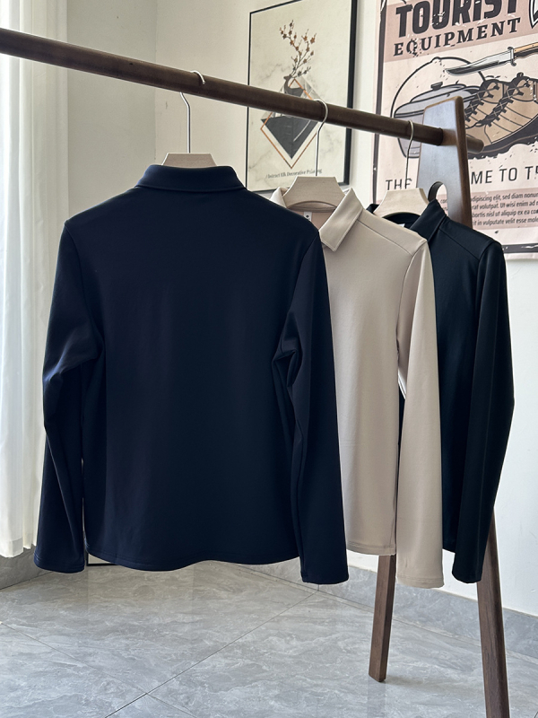 Polo majica s dugim rukavima, prilagodljiv kroj, prozračna polyester smjesa, asimetrični dizajn.