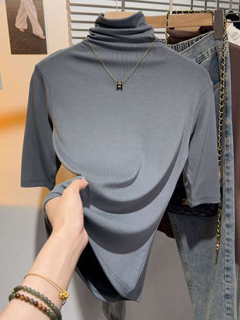 Ženski viskozni T‑shirt s polu rukavom i visokim ovratnikom, uski kroj, duljina 50–65 cm, ljeto 2024