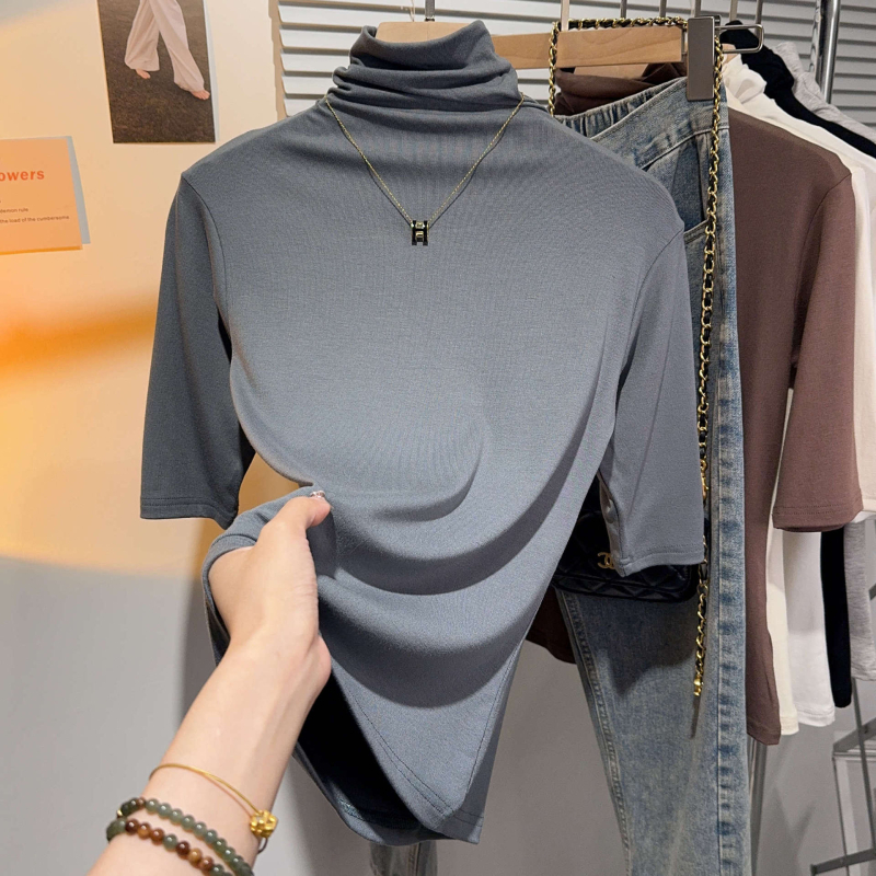 Ženski viskozni T‑shirt s polu rukavom i visokim ovratnikom, uski kroj, duljina 50–65 cm, ljeto 2024