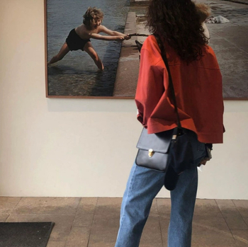 Ženska jakna od poliestera s reverom, zip zatvaračem sprijeda, dugim rukavima, uobičajene duljine