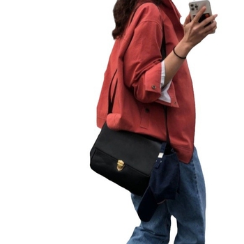 Ženska jakna od poliestera s reverom, zip zatvaračem sprijeda, dugim rukavima, uobičajene duljine