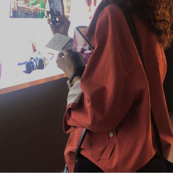 Ženska jakna od poliestera s reverom, zip zatvaračem sprijeda, dugim rukavima, uobičajene duljine