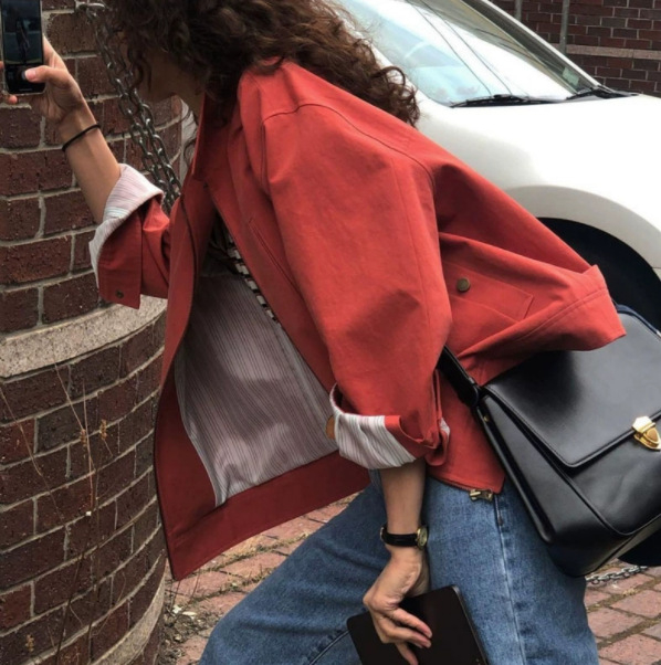 Ženska jakna od poliestera s reverom, zip zatvaračem sprijeda, dugim rukavima, uobičajene duljine