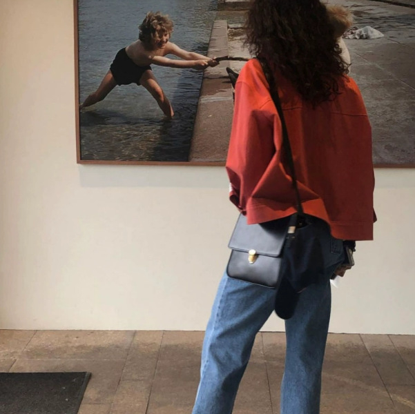 Ženska jakna od poliestera s reverom, zip zatvaračem sprijeda, dugim rukavima, uobičajene duljine