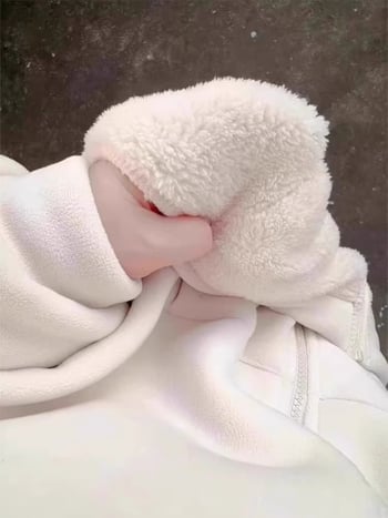Ženska jakna od flisa Sherpa – kapuljača, patchwork detalji, slobodan kroj, zip zatvaranje, zima 2025
