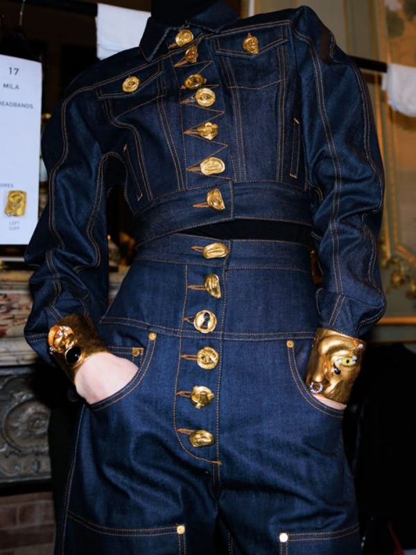 Krátka džínová bunda, jednoradové zapínanie, golier, dlhé rukávy, vysoký pás