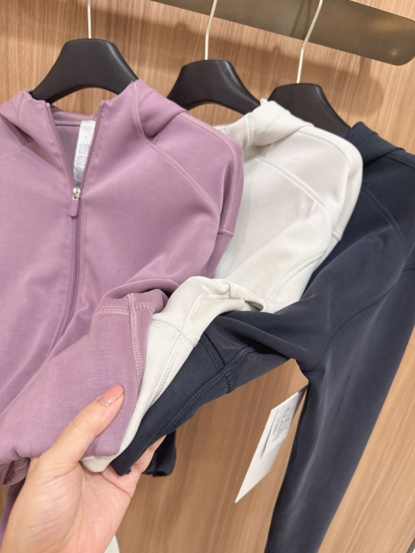 Kapuljačasta jakna slobodnog kroja, jednobojna, od materijala spandex, dugi rukavi, zatvarač