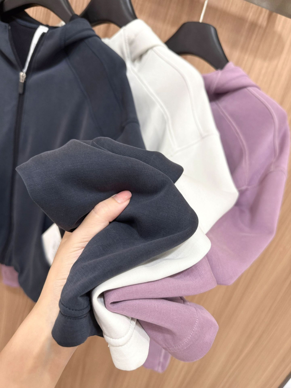 Kapuljačasta jakna slobodnog kroja, jednobojna, od materijala spandex, dugi rukavi, zatvarač