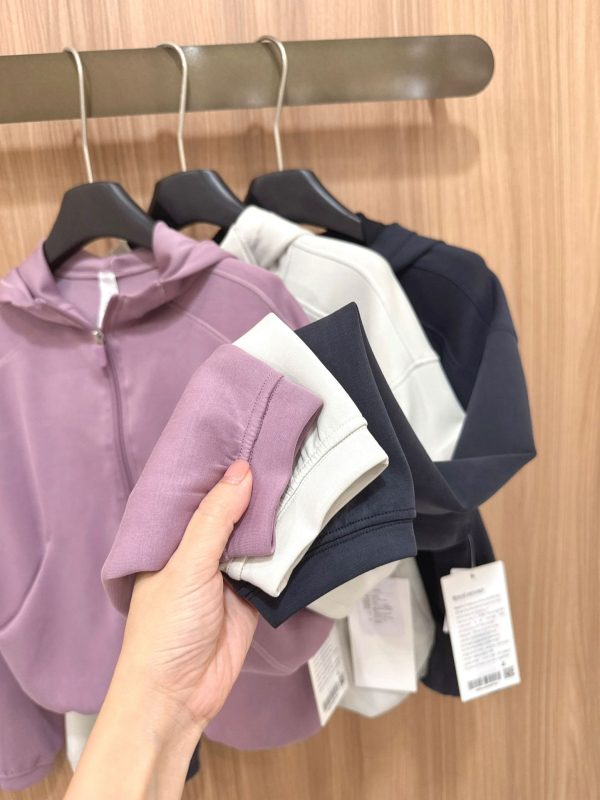Kapuljačasta jakna slobodnog kroja, jednobojna, od materijala spandex, dugi rukavi, zatvarač