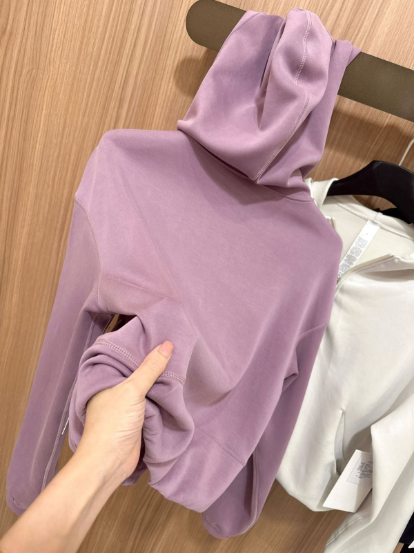 Kapuljačasta jakna slobodnog kroja, jednobojna, od materijala spandex, dugi rukavi, zatvarač