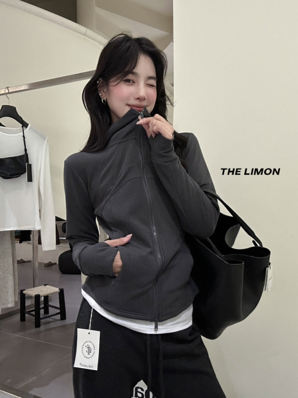 Jakna, slim-fit kroj, počesan fleece, kapuljača sa zipom, dugi rukavi, minimalistički stil