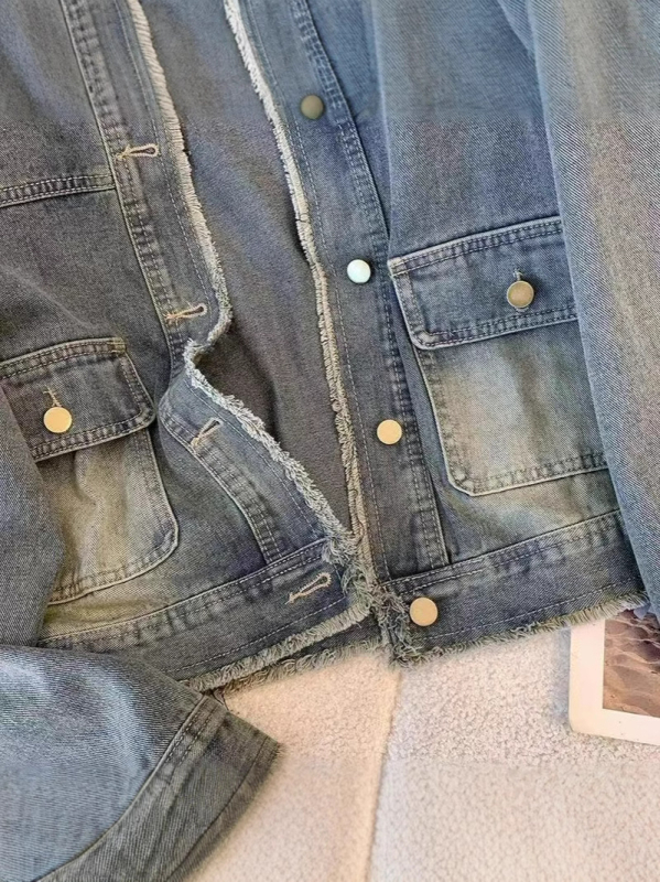 Ženski džins kaput — vintage isprano, korejskog stila ležerni kroj, stojeći ovratnik, šavovi/kolage detalji, poliesterska smjesa 30–50%