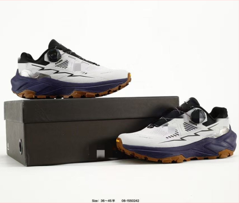 Хайкинг обувки – (вентилирана мрежеста подплата, EVA горна част, PU междинна подметка, противохлъзгаща гумена външна подметка, предно връзване)