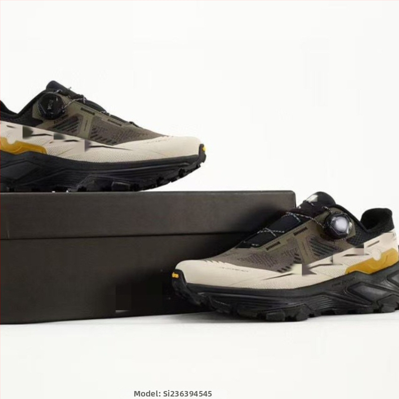 Turistické topánky – (dýchajúce sieťové vnútro, EVA vrchná časť, PU stredná podrážka, protišmyková gumová vonkajšia podrážka, predné šnurovanie)