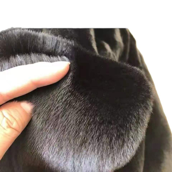 Muški kaput od prave krznene kože (ovčja koža), srednje duljine, opuštenog kroja, kapuljača i zatvarač.