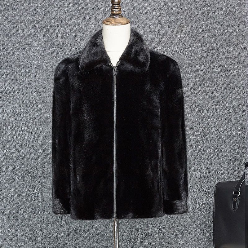 Muški kaput od prave krznene kože (ovčja koža), srednje duljine, opuštenog kroja, kapuljača i zatvarač.