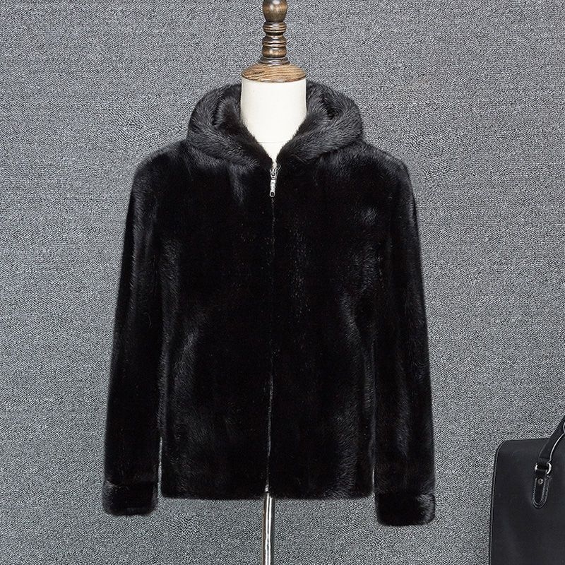 Muški kaput od prave krznene kože (ovčja koža), srednje duljine, opuštenog kroja, kapuljača i zatvarač.