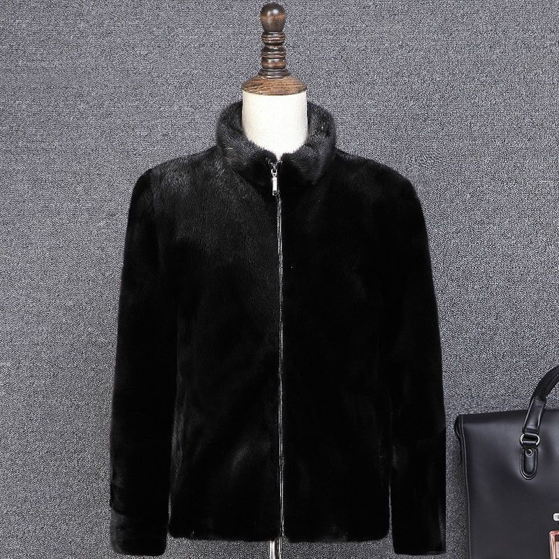 Muški kaput od prave krznene kože (ovčja koža), srednje duljine, opuštenog kroja, kapuljača i zatvarač.