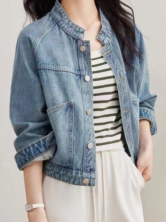 Dámska krátka rifľová bunda, stojací golier, dlhé rukávy, voľný strih, dĺžka 40–50 cm, bavlna 95%+