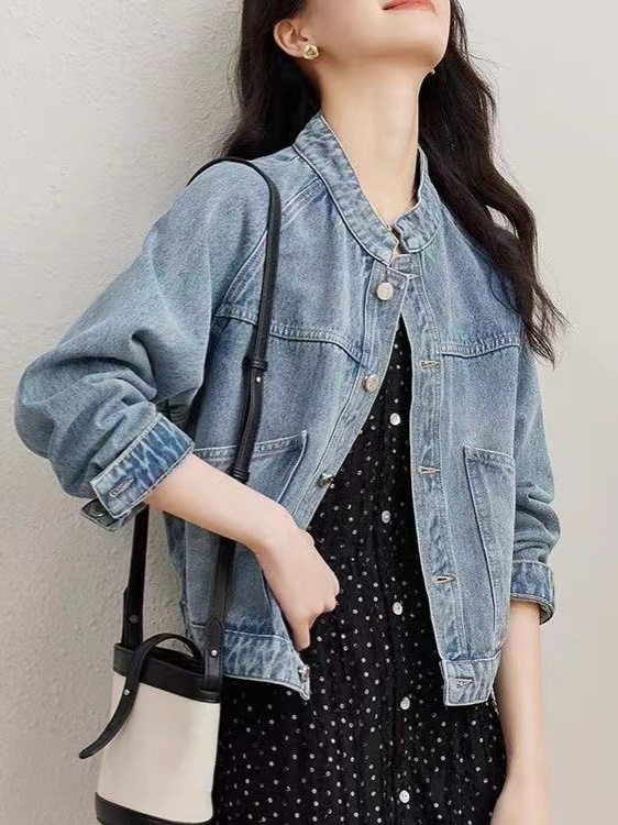 Dámska krátka rifľová bunda, stojací golier, dlhé rukávy, voľný strih, dĺžka 40–50 cm, bavlna 95%+