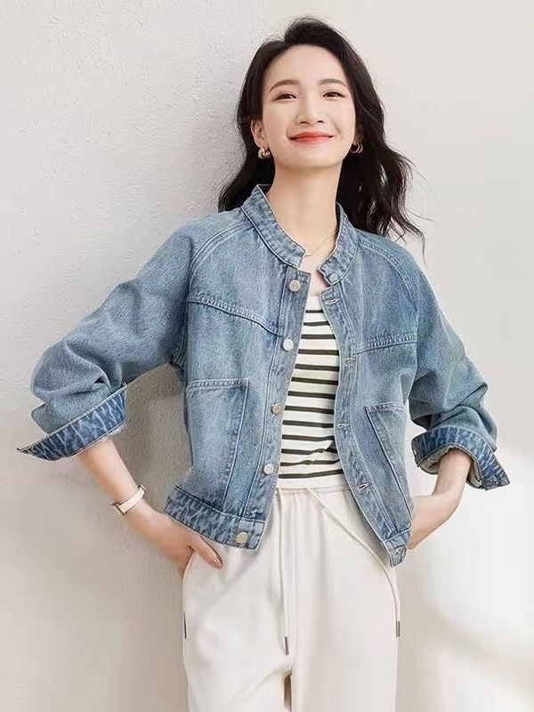 Dámska krátka rifľová bunda, stojací golier, dlhé rukávy, voľný strih, dĺžka 40–50 cm, bavlna 95%+