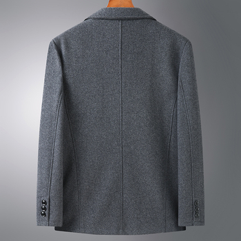 Палто, ежедневен стил, свободен силует; вълнено-синтетична смес (30–50% вълна) с подплата от истински косъм; еднобутонно предно закопчаване; ревери; странични джобове; подходящо за пролет и есен