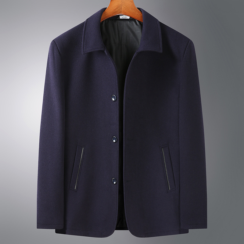 Палто, ежедневен стил, свободен силует; вълнено-синтетична смес (30–50% вълна) с подплата от истински косъм; еднобутонно предно закопчаване; ревери; странични джобове; подходящо за пролет и есен