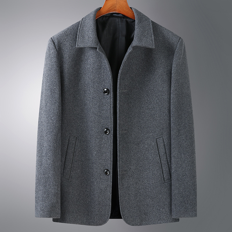 Палто, ежедневен стил, свободен силует; вълнено-синтетична смес (30–50% вълна) с подплата от истински косъм; еднобутонно предно закопчаване; ревери; странични джобове; подходящо за пролет и есен