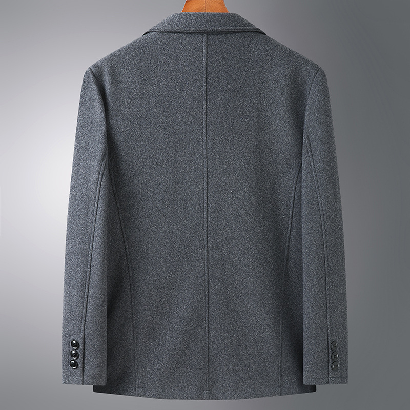 Палто, ежедневен стил, свободен силует; вълнено-синтетична смес (30–50% вълна) с подплата от истински косъм; еднобутонно предно закопчаване; ревери; странични джобове; подходящо за пролет и есен