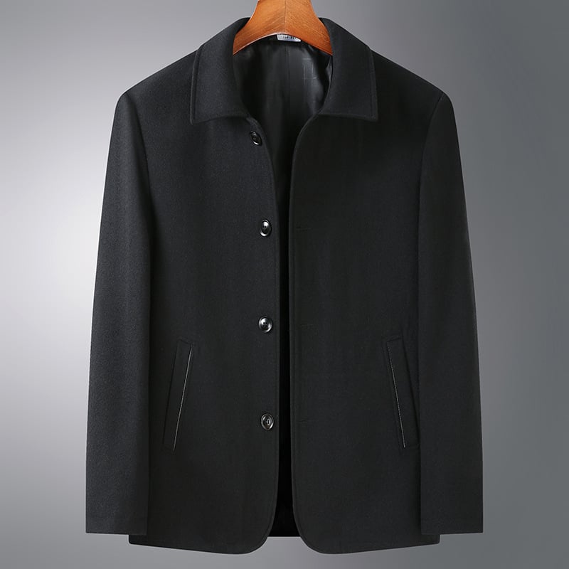 Палто, ежедневен стил, свободен силует; вълнено-синтетична смес (30–50% вълна) с подплата от истински косъм; еднобутонно предно закопчаване; ревери; странични джобове; подходящо за пролет и есен