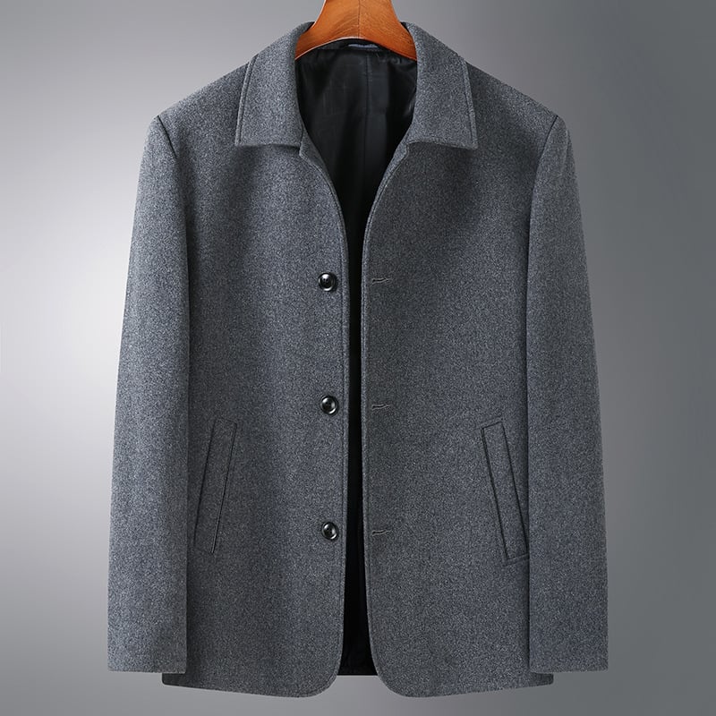 Палто, ежедневен стил, свободен силует; вълнено-синтетична смес (30–50% вълна) с подплата от истински косъм; еднобутонно предно закопчаване; ревери; странични джобове; подходящо за пролет и есен