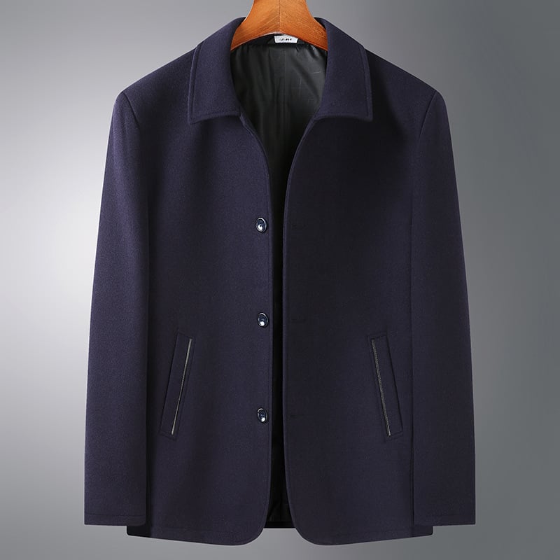 Палто, ежедневен стил, свободен силует; вълнено-синтетична смес (30–50% вълна) с подплата от истински косъм; еднобутонно предно закопчаване; ревери; странични джобове; подходящо за пролет и есен