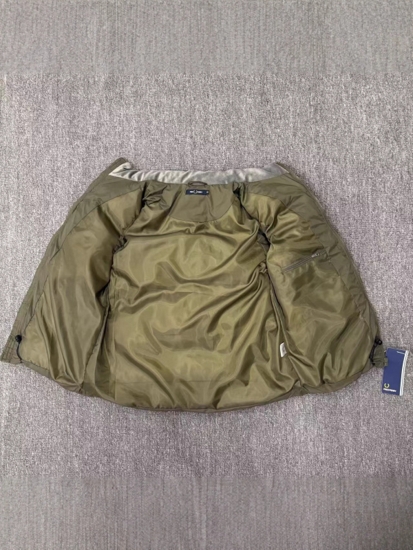 Muška bezrukavna jakna s punjenjem od pamuka, fleece podstava, vanjski najlon, slobodan kroj, jednofarbna, bočni džepovi