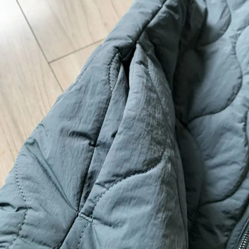 Muška bezrukavna vest, korejskog stila, debeli punilo od poliesterskih vlakana, glavna tkanina od poliestera, podstava od poliestera.