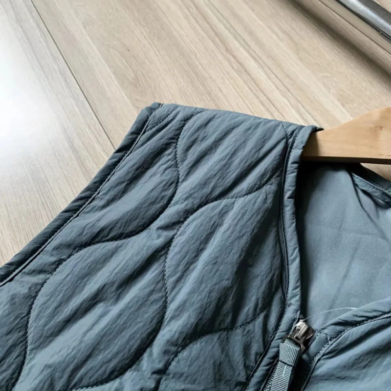 Muška bezrukavna vest, korejskog stila, debeli punilo od poliesterskih vlakana, glavna tkanina od poliestera, podstava od poliestera.