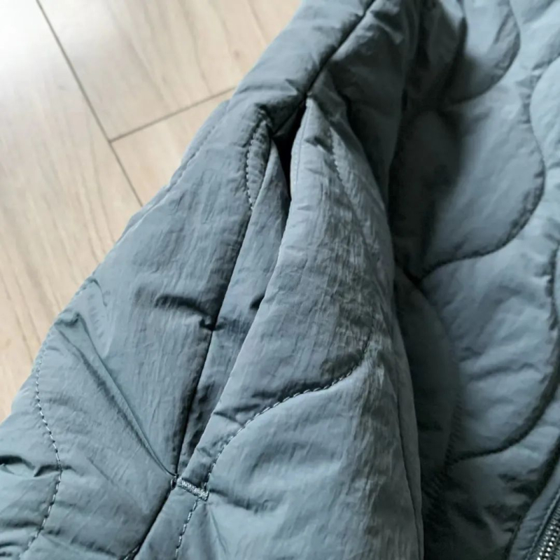 Muška bezrukavna vest, korejskog stila, debeli punilo od poliesterskih vlakana, glavna tkanina od poliestera, podstava od poliestera.