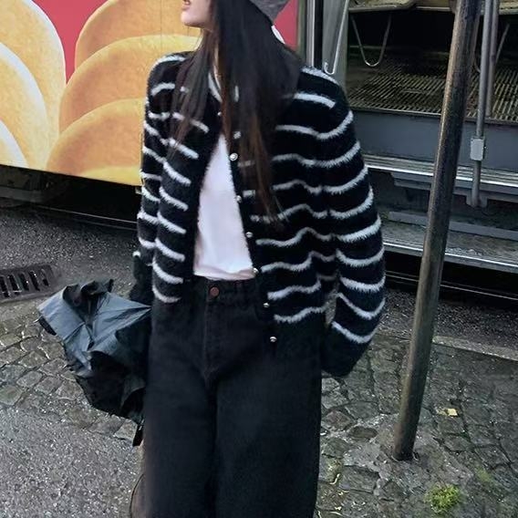 Debeli pleteni kardigan s okruglim izrezom, dugi rukavi, jednostruko zatvaranje, detalji kolaza šivenja, elegantan gradski stil