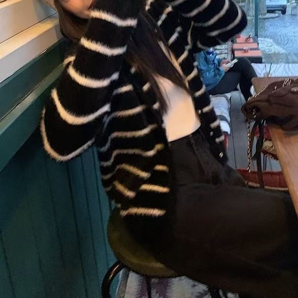 Debeli pleteni kardigan s okruglim izrezom, dugi rukavi, jednostruko zatvaranje, detalji kolaza šivenja, elegantan gradski stil