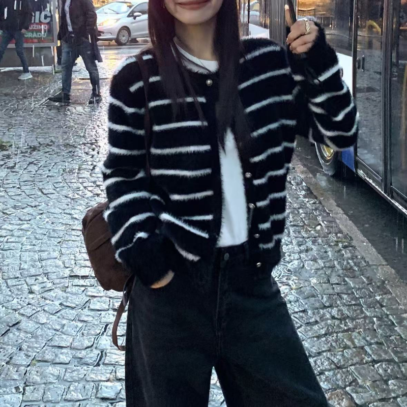 Debeli pleteni kardigan s okruglim izrezom, dugi rukavi, jednostruko zatvaranje, detalji kolaza šivenja, elegantan gradski stil