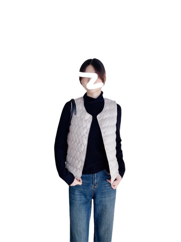 Ženska lagana pernata vest s bijelim patkijinim perjem, sadržaj perja 86-90%, duljina 50-65 cm, V-izrez, jednostruko kopčanje