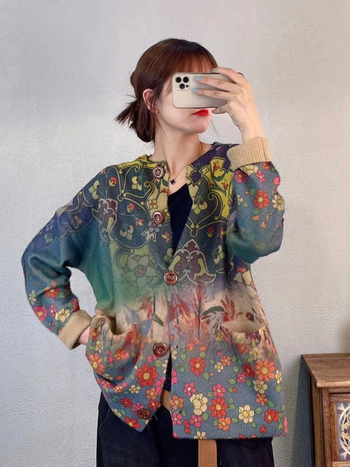 Mink bársonyos kardigán kézzel festett mintával, akril keverék 30–50%, V-nyakú, háromlyukas patenttal