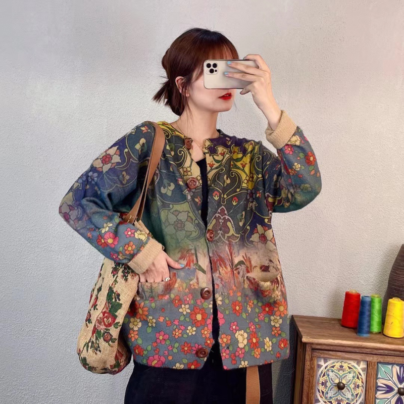 Mink bársonyos kardigán kézzel festett mintával, akril keverék 30–50%, V-nyakú, háromlyukas patenttal