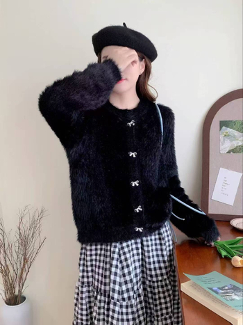 Cardigan imitált Mink velúrral, hosszú ujjú, környakú, egy sor gombbal