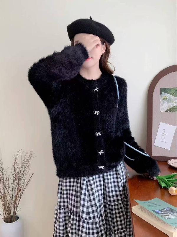 Cardigan imitált Mink velúrral, hosszú ujjú, környakú, egy sor gombbal