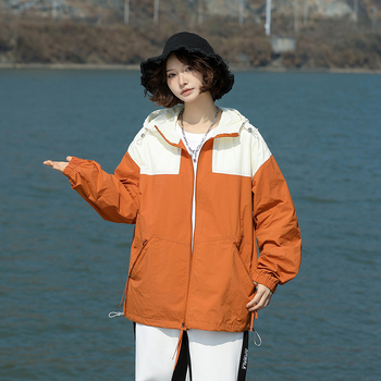 Унисекс ветровка с качулка, лека и дишаща, с ивици