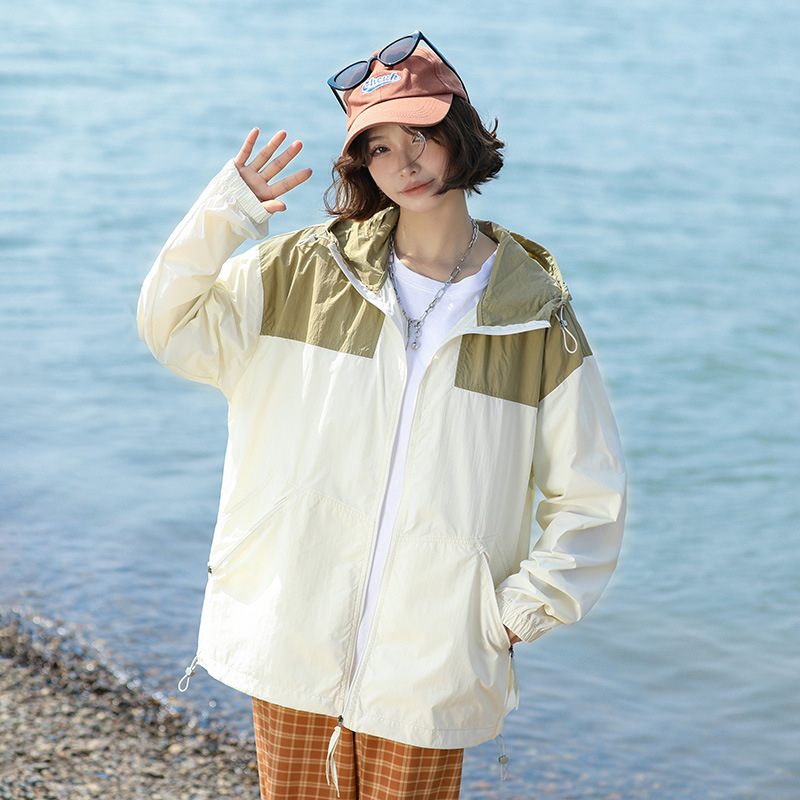 Унисекс ветровка с качулка, лека и дишаща, с ивици