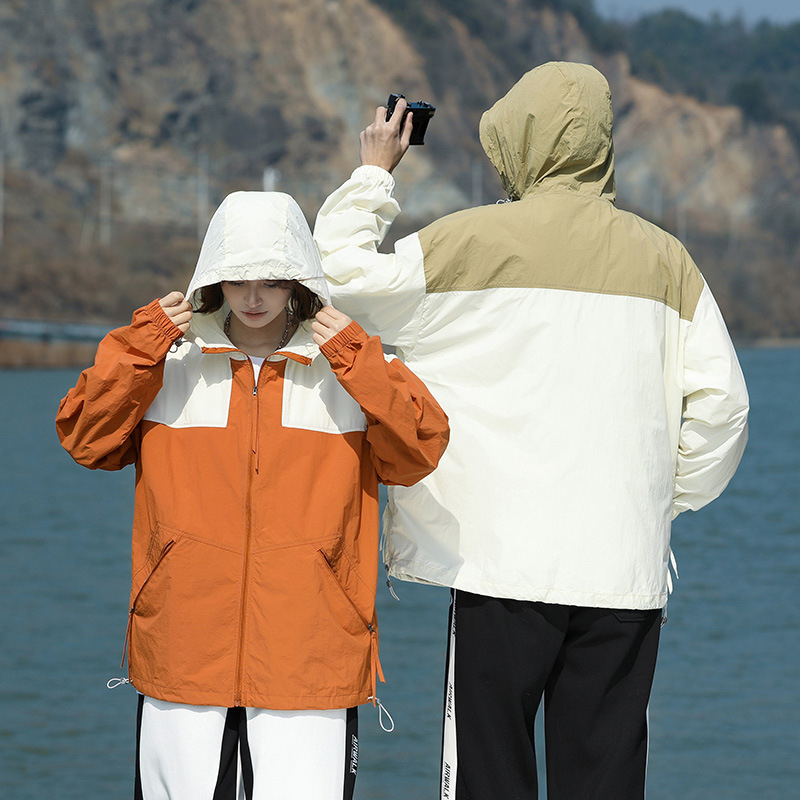 Унисекс ветровка с качулка, лека и дишаща, с ивици
